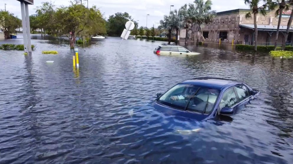 «Milton» verwüstet Florida. Video zeigt Alligatoren-Angriff auf Autofahrer +++ Mann wird 48 Kilometer vor Küste gerettet