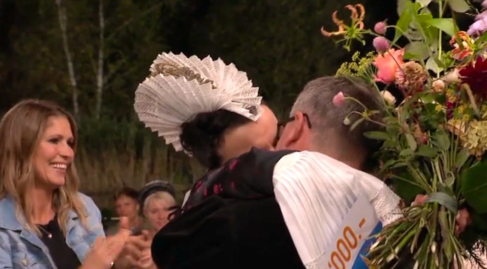 Mit Thurgauer Tracht und lautem Juchzer zum Sieg: Irma Schatt küsst ihren Mann.