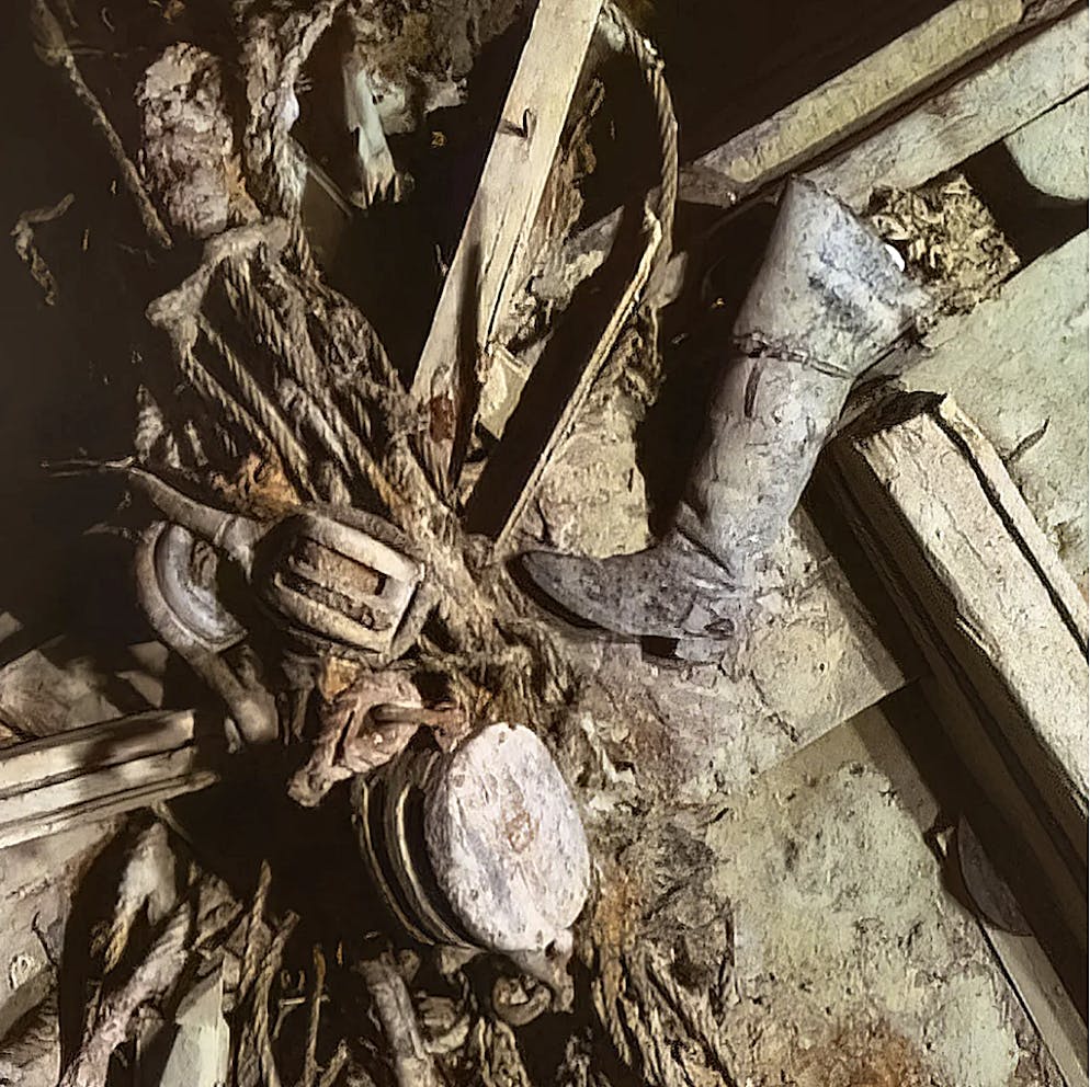 Auf den Scans ist auch ein einzelner kniehoher Stiefel zu sehen, der möglicherweise Frank Wild, Shackletons Stellvertreter, gehörte.