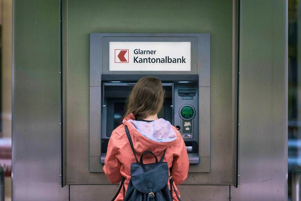 For many young adults, the future is uncertain. So why save money? (symbolic image)