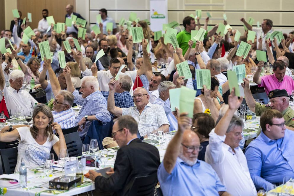 An der SVP-Delegiertenversammlung am 12. Oktober 2024 in Aarau stimmen die Delegierten über die Parolenfassung bei der Gesundheitsreform ab.
