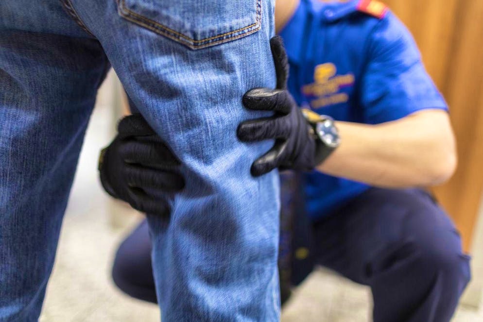 Young women are supposed to use a spoon to raise the alarm at the airport to prevent a forced marriage. (symbolic image)
