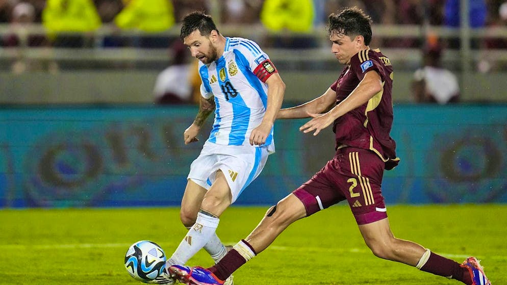 World champion Lionel Messi's comeback to the national team is not very successful due to the poor pitch.