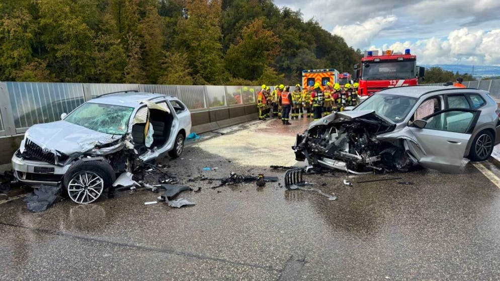 An den Autos entstand bei der Kollision Totalschaden.
