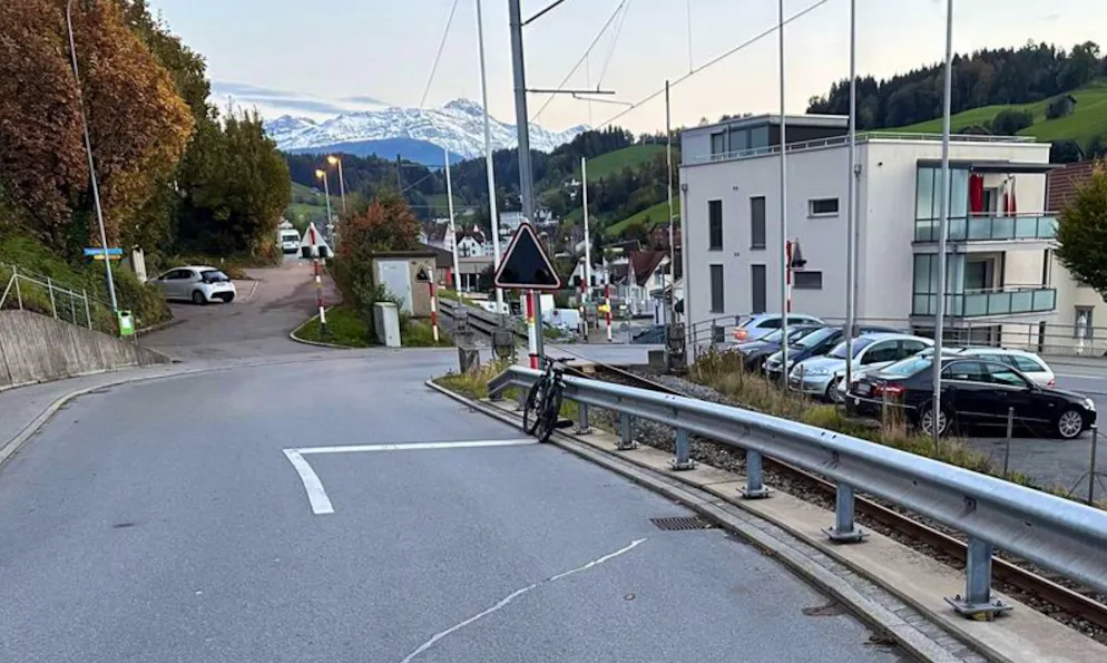 In Herisau AR hat sich ein E-Bike-Fahrer bei einem Selbstunfall verletzt.