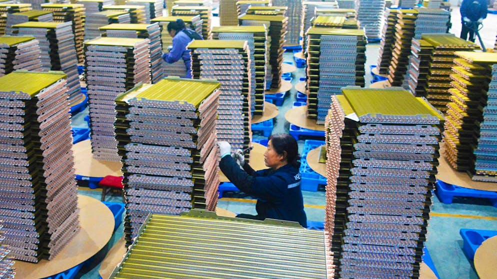 Des ouvriers travaillent dans une usine de radiateurs de refroidissement pour climatiseurs dans la province d'Anhui en Chine centrale.