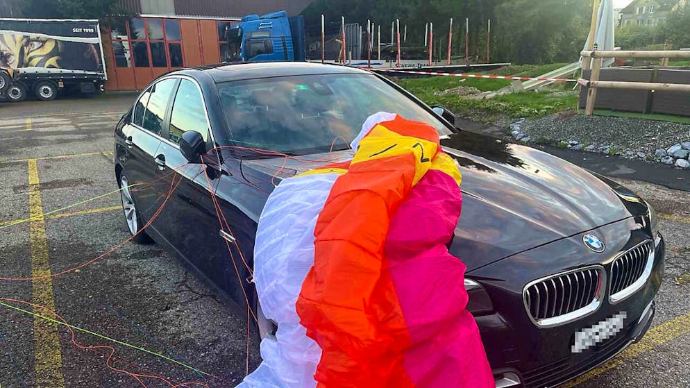 Das schwarze Auto wurde dem Gleitschirmpiloten zum Verhängnis.