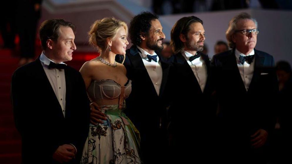 Gabriel Sherman (l-r), Maria Bakalova, Regisseur Ali Abbasi, Sebastian Stan und Martin Donovan verlassen die Premiere des Films «The Apprentice» bei den 77. internationalen Filmfestspielen in Cannes.