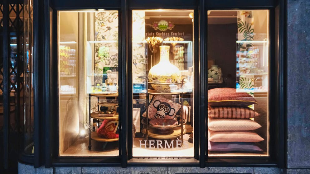 In luxury boutiques such as the Hermès store on Bahnhofstrasse in Zurich, different rules apply to sales. The top priority, however, is exclusivity, says luxury expert Markus Kramer.