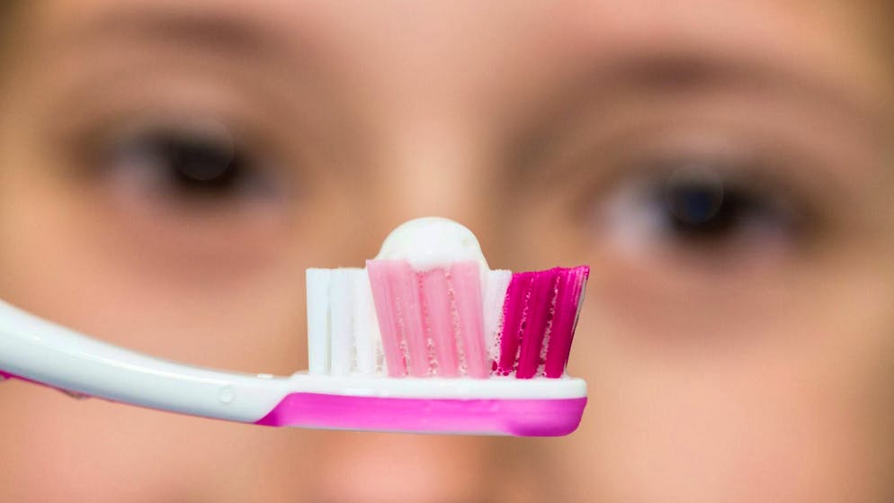 Studio: gli spazzolini da denti sono un paradiso per i virus. La buona notizia: i virus presenti sugli spazzolini da denti non sono pericolosi per l'uomo. (Immagine d'archivio)