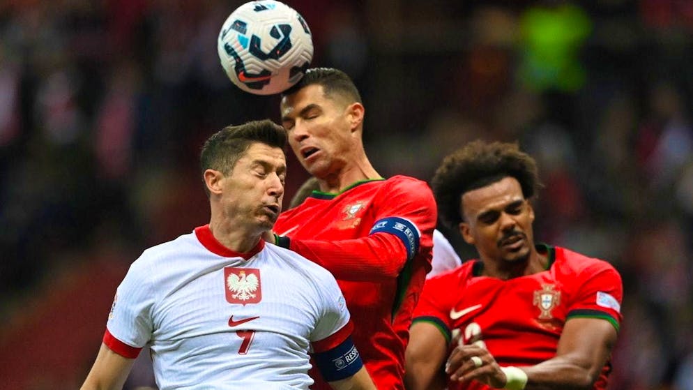 Cristiano Ronaldo (back) wins the duel of the top scorers against Robert Lewandowski.