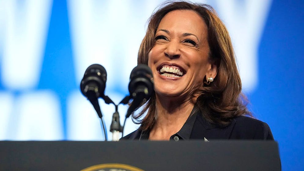 ARCHIV - Die demokratische US-Präsidentschaftskandidatin Kamala Harris spricht während einer Wahlkampfveranstaltung im Dort Financial Center. Foto: Mark Schiefelbein/AP/dpa