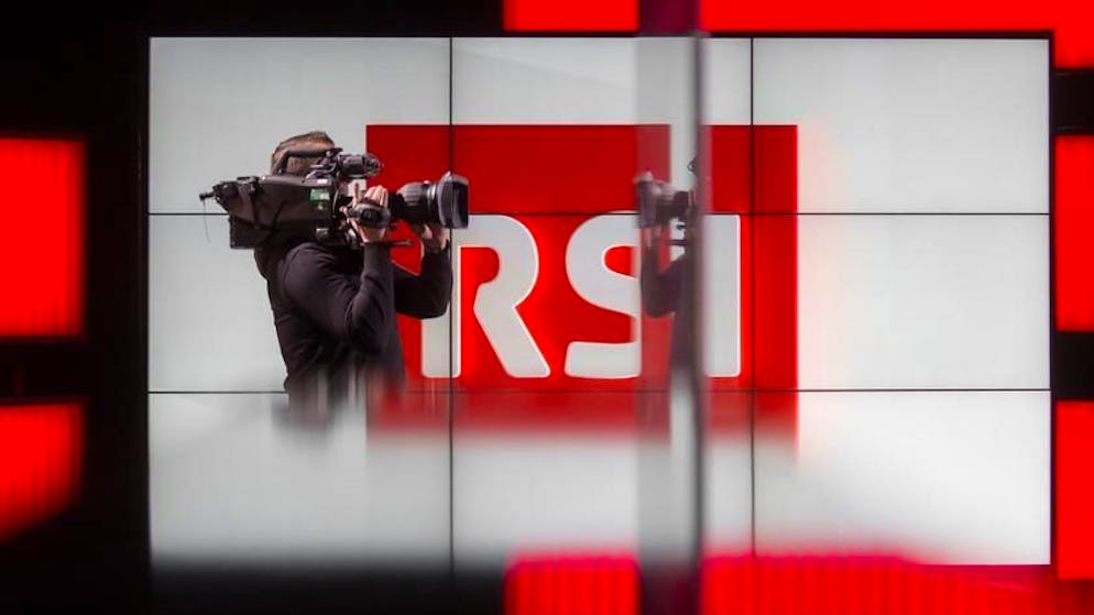 Dipendenti sotto shock. Disordini ai margini del Derby, colpito il camion della RSI