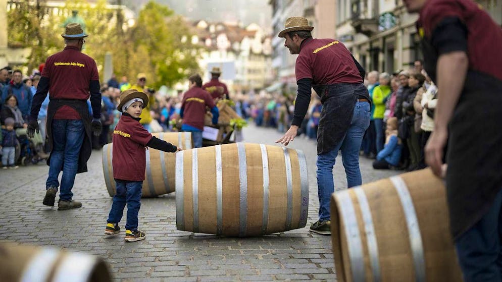 The St. Gallen Olma parade attracts over 40,000 people - Gallery. The Mels-Sargans winegrowers' association rolled barrels in the Olma parade.