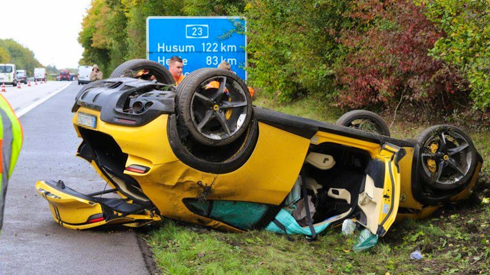 84-Jährige leicht verletzt. Teleshopping-Star schrottet 725-PS-Ferrari auf Autobahn