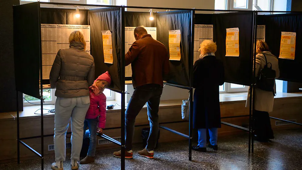 Wähler füllen ihre Stimmzettel in einem Wahllokal während des ersten Wahlgangs der Parlamentswahlen aus. In Litauen findet die erste Runde der Parlamentswahlen zum Seimas statt. Foto: Yauhen Yerchak/SOPA Images via ZUMA Press Wire/dpa
