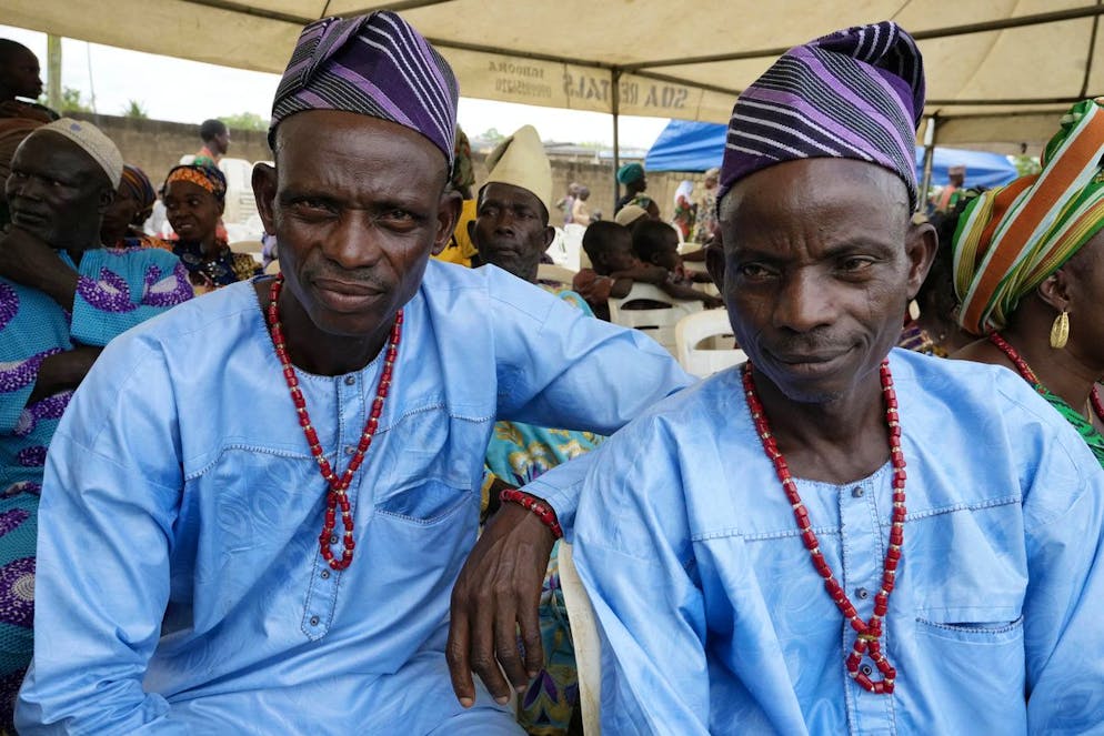 Nigeria jumeaux. Les jumeaux Kehinde Oyediran, à gauche, et Taiwo Oyediran, 52 ans, cultivateurs de manioc à Igbo-ora. (AP Photo/Sunday Alamba)