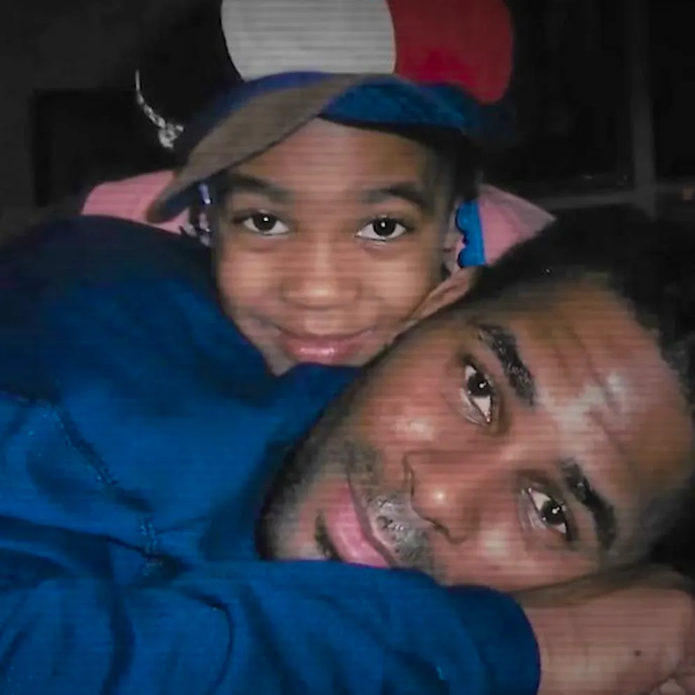 Buku Abi, alias Joann Kelly, da bambina con il padre R. Kelly.