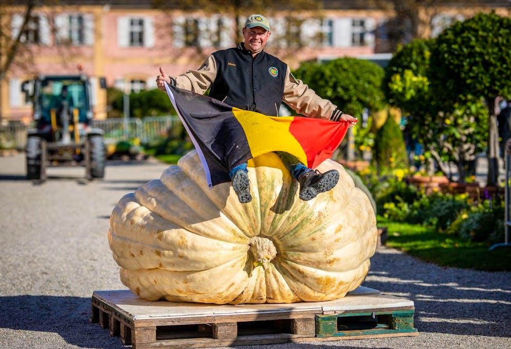 Der Belgier Mario van Geel bejubelt seinen Sieg bei der Europameisterschaft im Kürbiswiegen. Sein Kürbis bringt 1152 Kg auf die Waage.