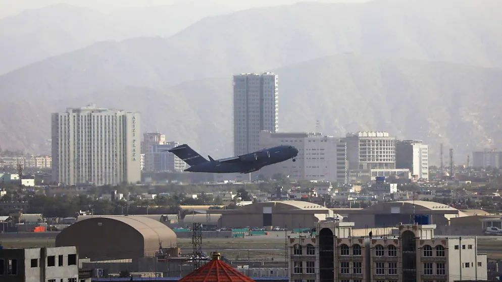 Un avion militaire décolle de l'aéroport de Kaboul, la capitale afghane (archives).