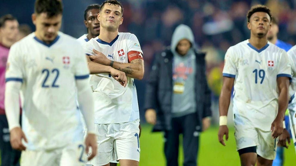 After the 2-0 defeat in Serbia, the Swiss national players walk off the pitch disappointed