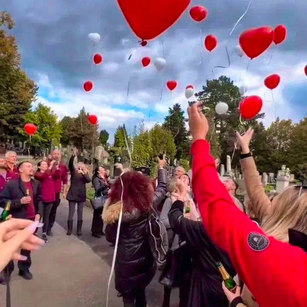 To commemorate the 92nd birthday of the late Richard Lugner, some relatives and employees of Lugner City met at his grave, drank champagne and released balloons into the sky.