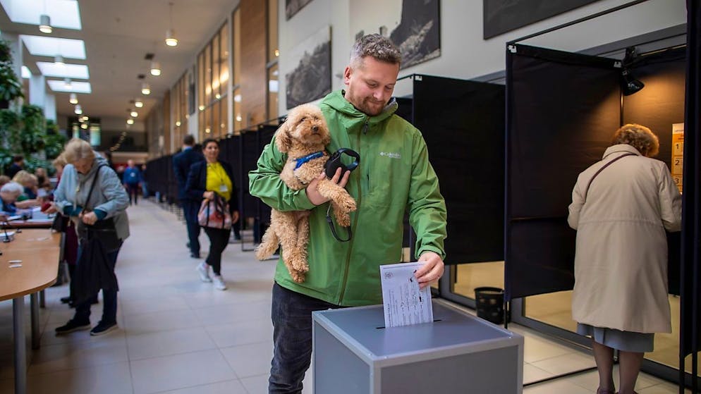 ARCHIV - Die Parlamentswahlen in Litauen starten. Foto: Mindaugas Kulbis/AP/dpa