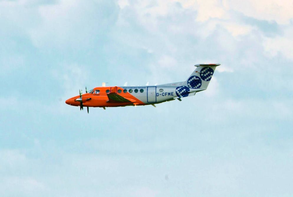 La moglie è riuscita a far atterrare il piccolo aereo con l'aiuto dei controllori di volo.