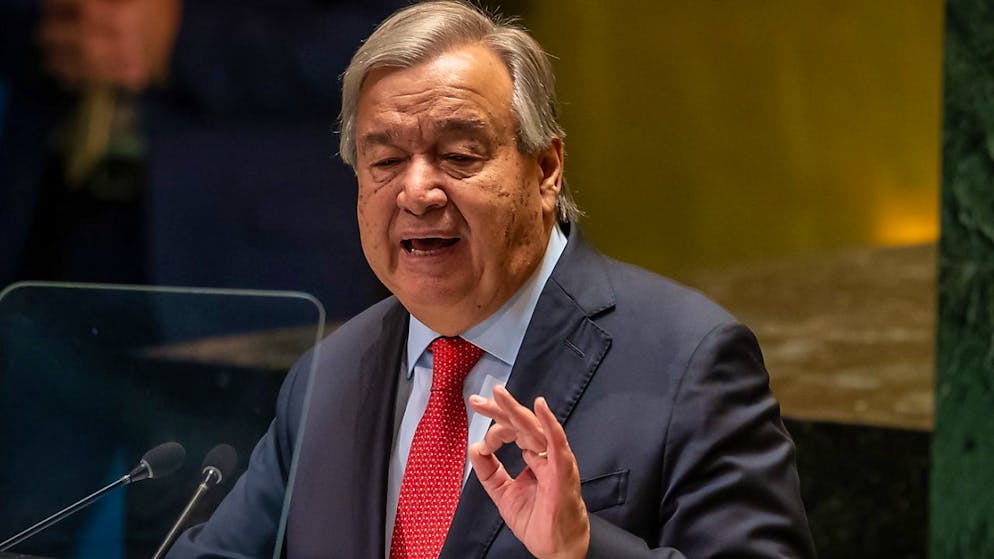 ARCHIV - António Guterres, Generalsekretär der Vereinten Nationen VN (United Nations, UN), spricht zur Eröffnung der 79. Generaldebatte der UN-Vollversammlung. Guterres hat sich scharf gegen ein vom israelischen Parlament geplantes Gesetz ausgesprochen, das das Palästinenserhilfswerk UNRWA als Terrororganisation einstufen und seine Arbeit in Israel verbieten würde. Foto: Michael Kappeler/dpa
