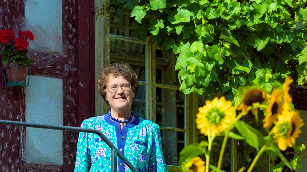 One hundred years ago, women's rights activist Emilie Lieberherr was born - Gallery. Emilie Lieberherr in front of her house in Wil ZH in August 1998.