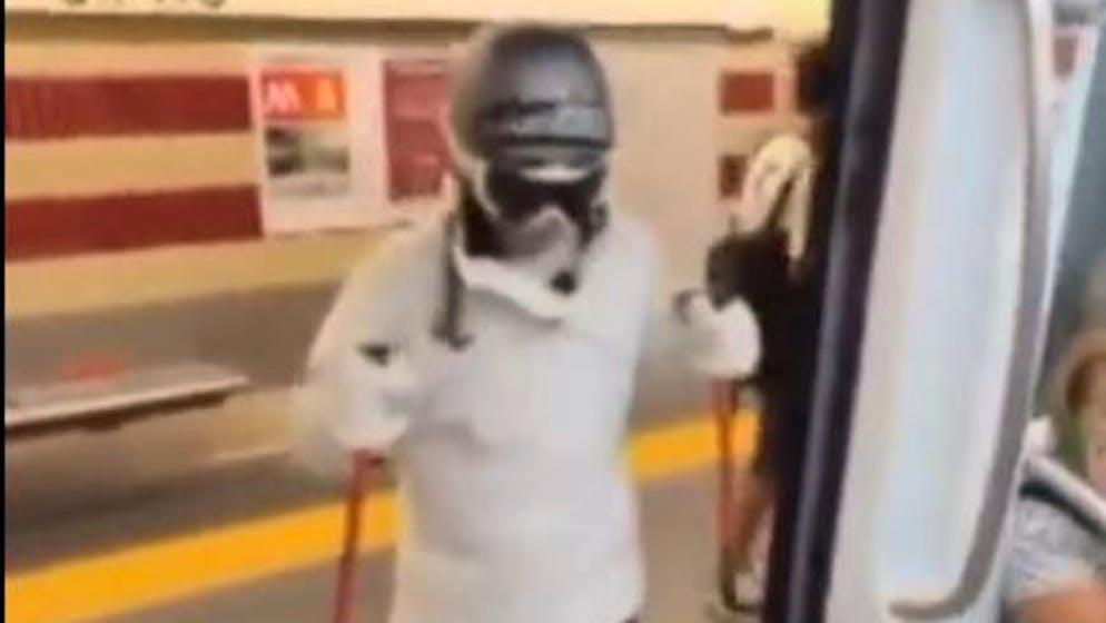 Ecco il video. In tuta da sci sulla metropolitana di Roma: «Se stava a preparà per le Olimpiadi di Milano»