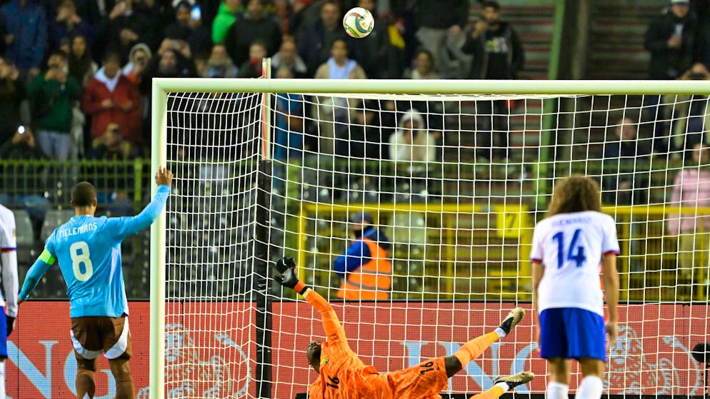 Tielemans hits the ball over the goal.