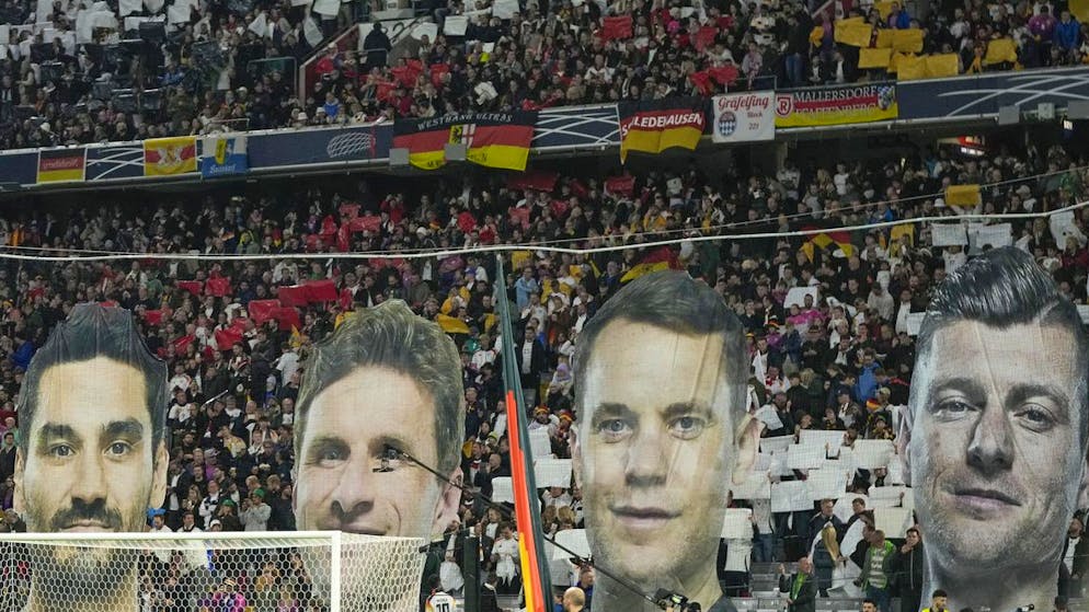Die Deutschland-Fans sagen Gündogan, Müller, Neuer und Kroos mit einer Choreo «Danke».