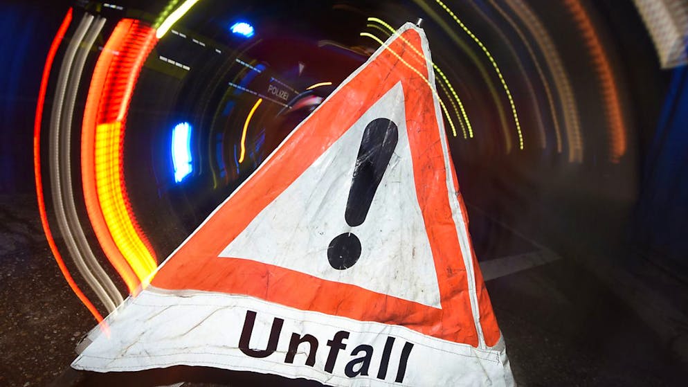 Eine Passantin ist am späten Samstagabend beim Bahnhof Zollikofen von einem Auto erfasst worden. (Symbolbild)