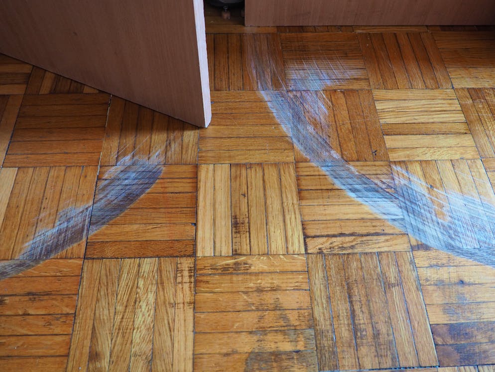 Tiefe Kratzer im Parkett stören das Auge.