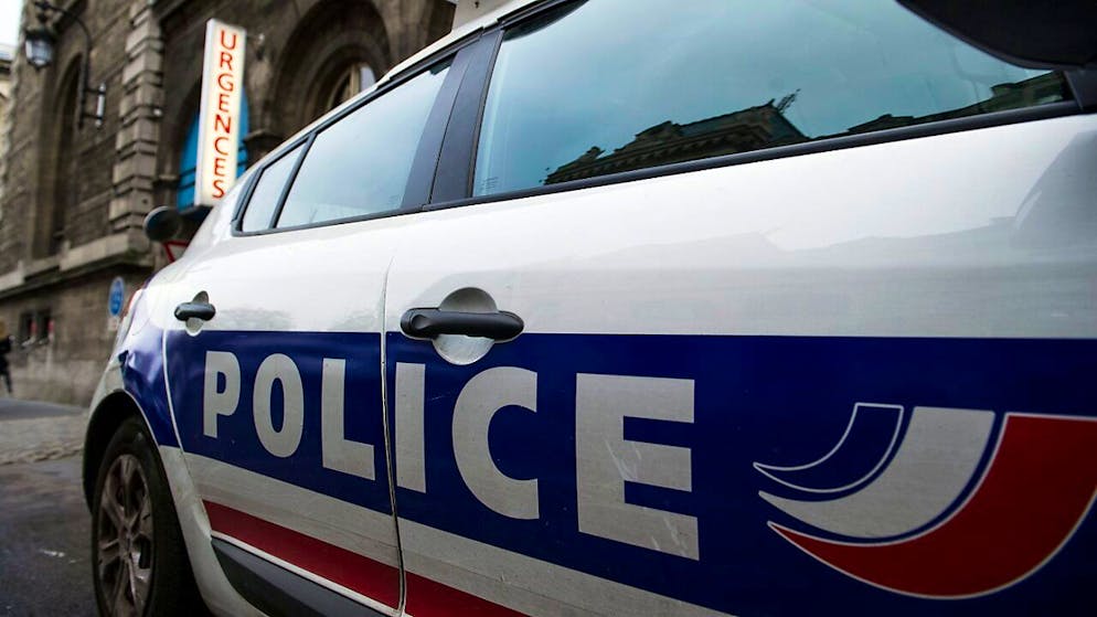 Un adolescent fugueur a provoqué un accident entre trois véhicules, dont une voiture de la gendarmerie, faisant trois blessés légers.