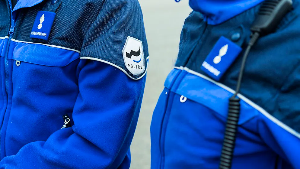 In Givisiez kam es am Freitagabend zu einer gewalttätigen Auseinandersetzung auf einem Parkplatz. Dabei wurden ein Baseballschläger und ein Messer eingesetzt. Drei Männer wurden verhaftet. Ein Beteiligter ist noch flüchtig. (Symbolbild)