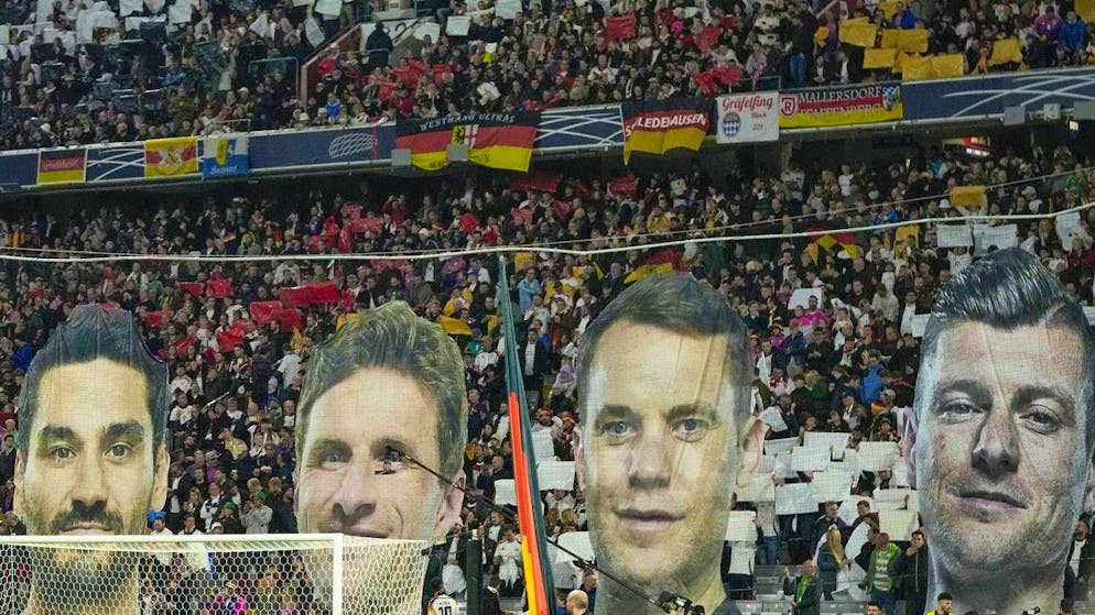 The Germany fans say "thank you" to Gündogan, Müller, Neuer and Kroos with a choreo.