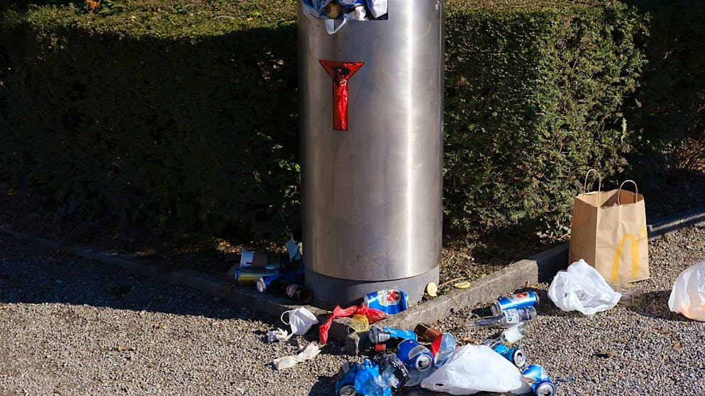 In der Stadt Winterthur wird zu viel Haushaltkehricht in öffentlichen Abfalleimern entsorgt. Eine neue Plakatkampagne soll Abhilfe schaffen. (Symbolbild)