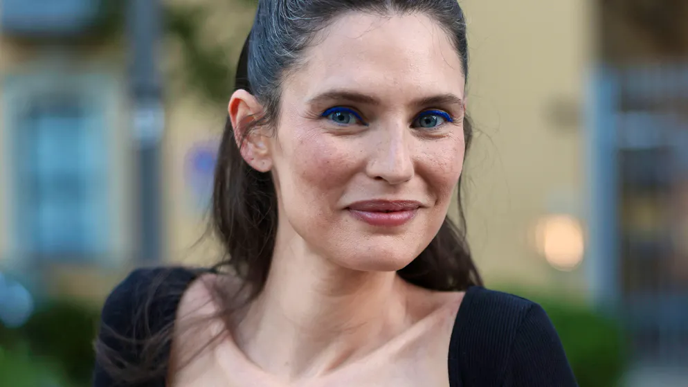 Dopo l'asportazione del tumore. Bianca Balti taglia i capelli: «Coraggio a chi come me sta iniziando la terapia»