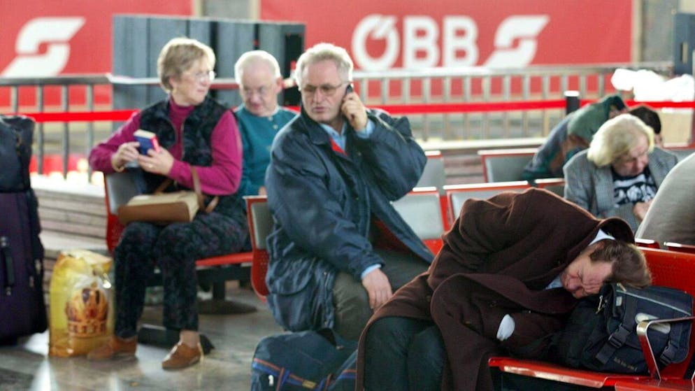 Arrêt d'urgence. Un homme s'accroche à un train rapide... et survit!