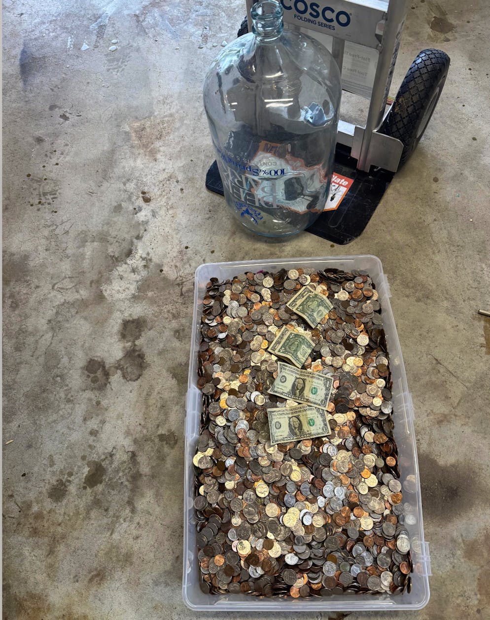 Unter den Münzen fanden sich auch noch vier 1-Dollar-Scheine.