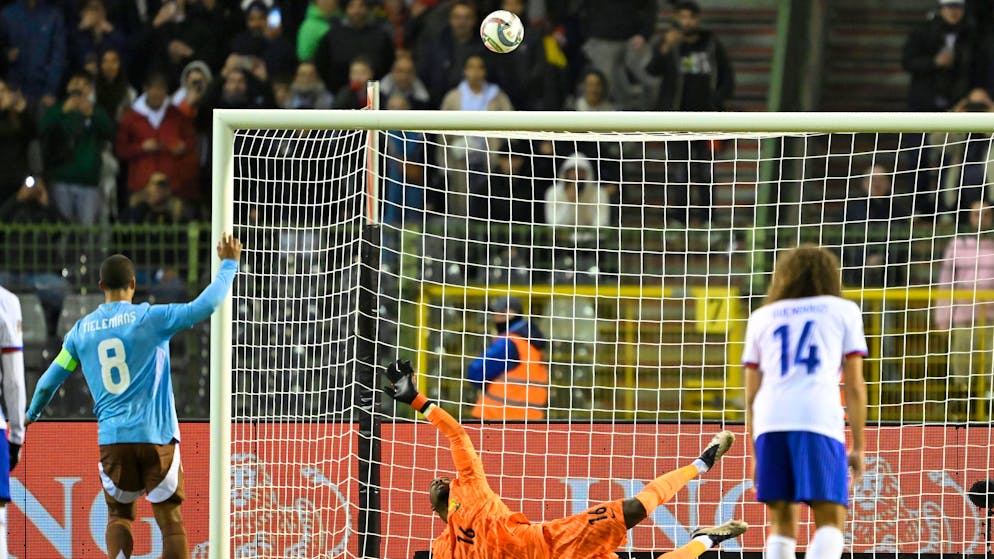 Tielemans haut den Ball über das Tor.