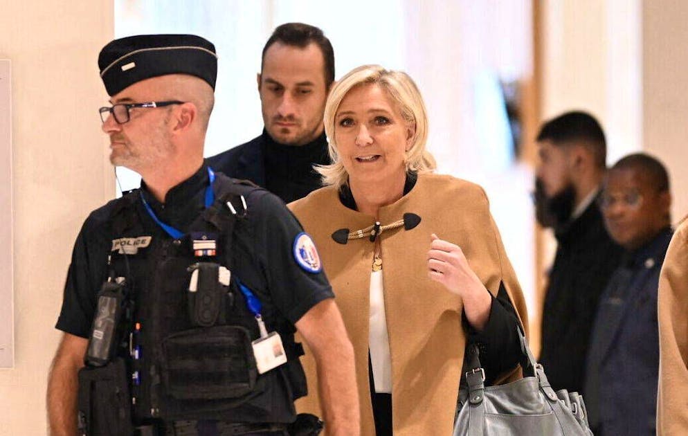Contrairement à la plupart de ses 24 coprévenus qui ont déserté le tribunal après le premier jour d'audience, Marine Le Pen est là en permanence ou presque.