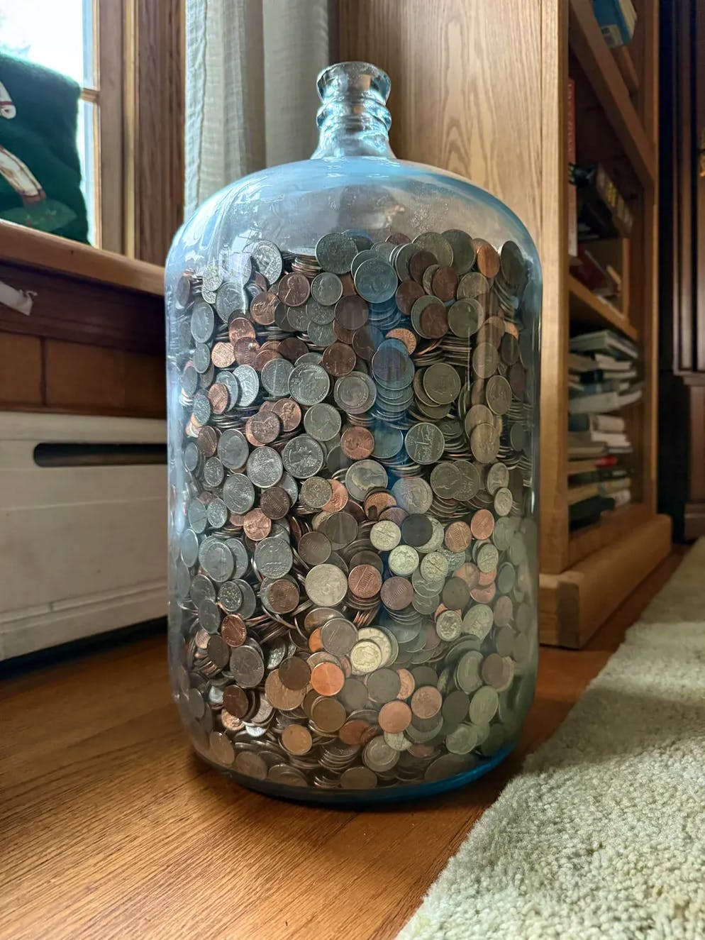 In diesem Glas sammelte der Opa über 70 Jahre lang sein Kleingeld.