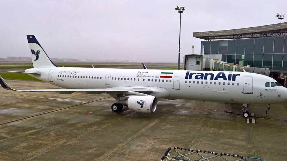 ARCHIV - Eine Maschine vom Typ A 321, des europäischen Flugzeugbauers Airbus, wird an die iranische Fluggesellschaft "Iran Air" ausgeliefert. Foto: Steffen Weyer/dpa