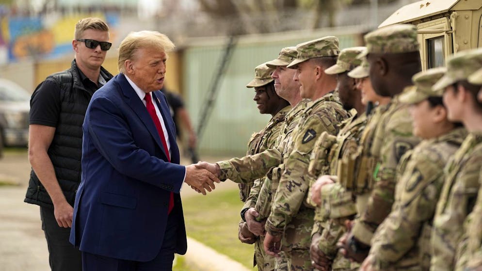 Donald Trump trifft im Februar Nationalgarde-Soldaten in Eagle Pass, Texas.