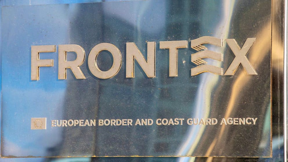 ARCHIV - Blick auf das Logo der EU-Grenzschutz Agentur Frontex. Foto: Nicolas Maeterlinck/belga/dpa