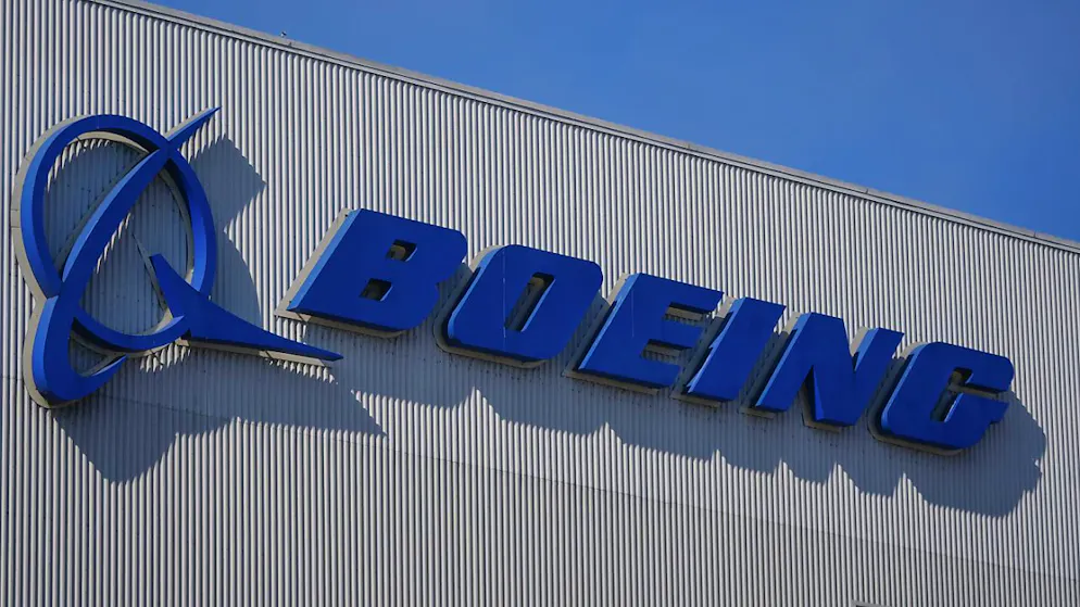 Boeing avait également annoncé vendredi 5 milliards de dollars de charges avant impôts dans ses comptes au troisième trimestre, en partie dues à la grève, ainsi que l'arrêt de la production du 767 Fret. Ses résultats trimestriels seront publiés le 23 octobre. (AP Photo/Lindsey Wasson)