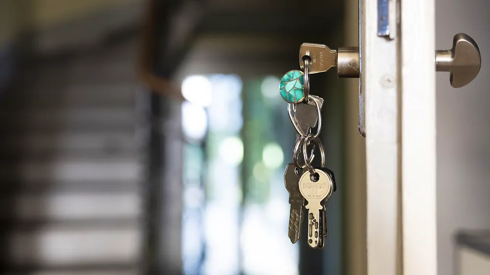 D'après les opposants, les deux révisions du droit du bail soumises au peuple le 24 novembre permettraient aux propriétaires immobiliers de mettre les locataires à la porte plus facilement (photo d'illustration).